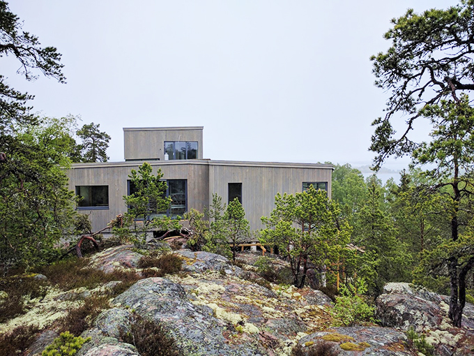 Vy mot fasad mot söder.